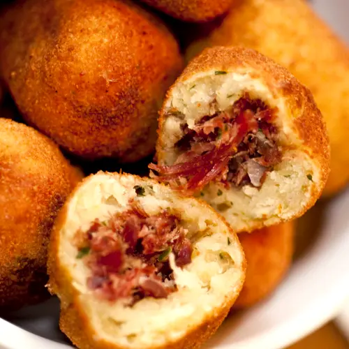 motelcalypso_Bolinho de Aipim com Carne Seca